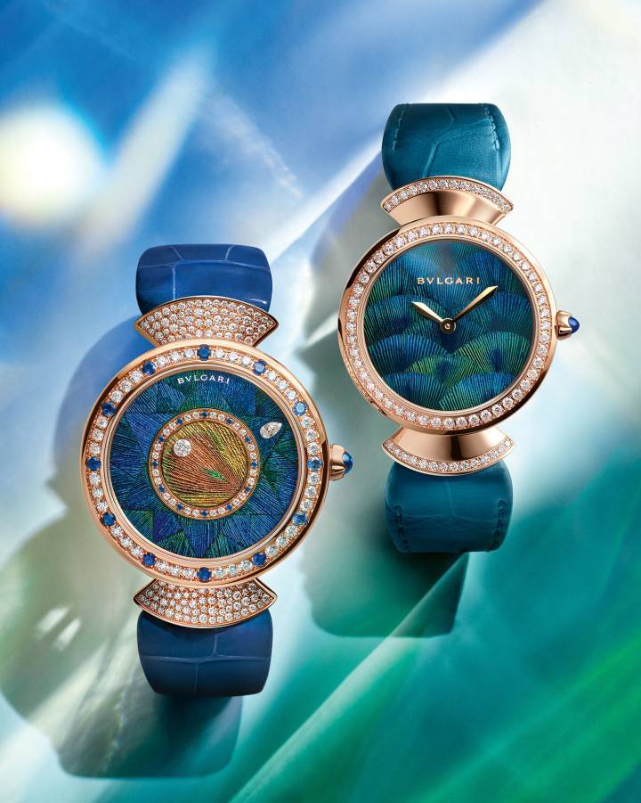 La Bvlgari Diva's Dream (2023), présente une délicate marqueterie de plumes naturelles dans une palette chromatique allant des bleus aux verts, comme seule la nature sait les produire.