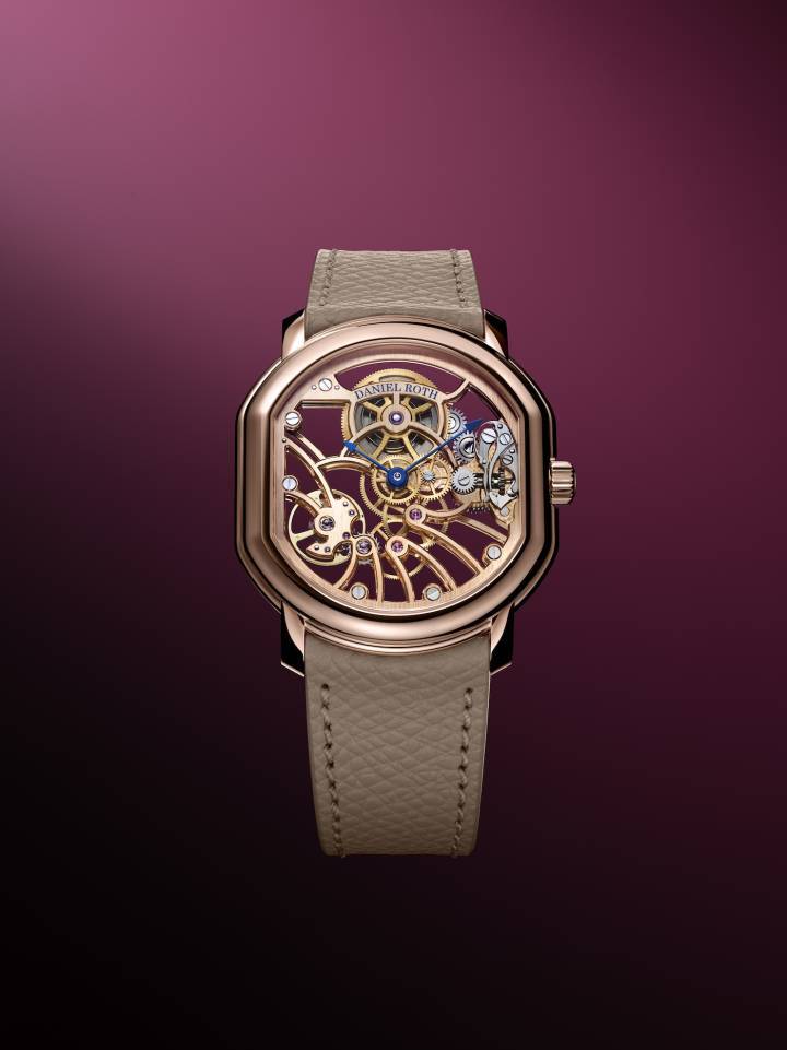 L'Extra Plat Rose Gold Skeleton, une version ajourée de l'une des créations les plus célèbres de Daniel Roth. Une étape du renouveau de la marque, allant au-delà de la réinterprétation fidèle, car l'Extra Plat n'a jamais été squeletté à l'époque de la fondation de la marque par M. Roth.