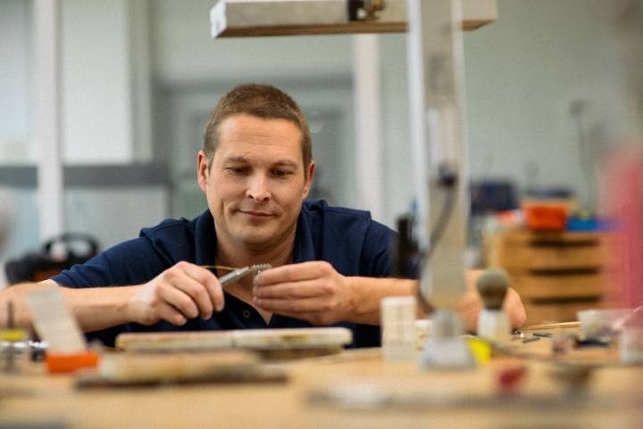 Le chaîniste Laurent Jolliet assemble les mailles d'un futur bracelet «polonais» de la montre SAS Universal Genève Polerouter 2025.