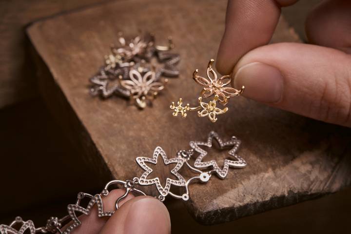 Réalisation du gouaché et assemblage du collier Dior Milly Dentelle en or blanc, rose et jaune, diamants blancs et jaunes, perles de culture blanches.