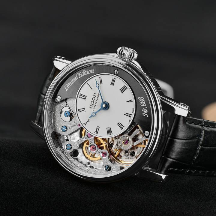 Modèle emblématique de la marque, la 3435 Verso 2 en édition limitée. Montre demi-squelette avec cadran en trois parties, modification artisanale d'Epos “Verso” et pulsomètre au dos.
