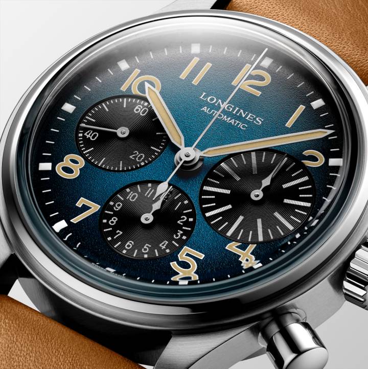Réédition d'un chronographe au design des années 1930, The Longines Avigation BigEye se décline désormais en version titane et cadran bleu pétrole. Le modèle est animé par un mouvement doté d'un spiral en silicium.