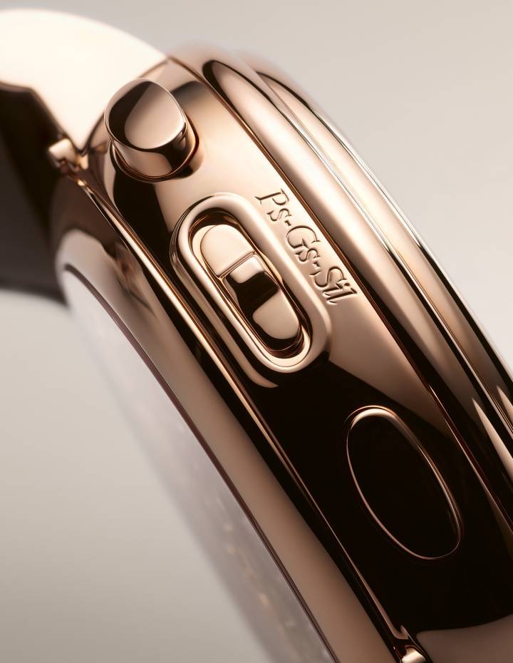 Pourquoi ne pas sonner l'heure avec deux mélodies différentes jouées avec quatre notes: le carillon classique de Westminster et une composition originale écrite par la rock star Eric Singer de KISS? Et puis permettre la sélection de l'une ou l'autre par un poussoir. Cela semblait impossible lorsque l'idée a germé, mais la Grande Double Sonnerie est devenue une réalité et une première en horlogerie.