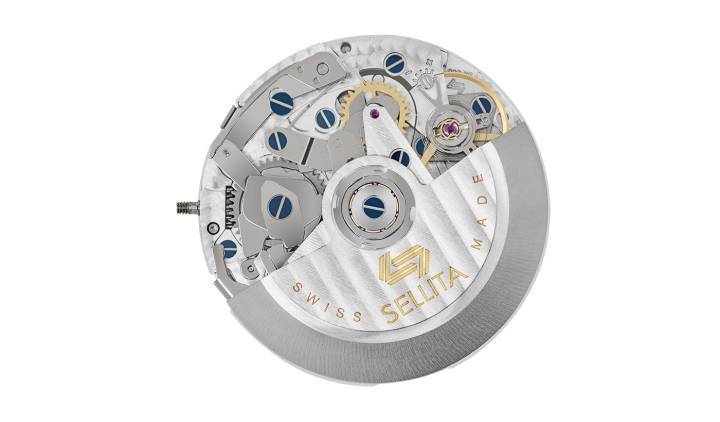 SW500: Chronographe à remontage manuel. 60 secondes, compteurs 30 minutes et 12 heures. Quantième et jour à guichet avec correcteur rapide. Mécanisme chronographe à cames intégré au mouvement. 30mm – 7,00mm. 4Hz. Réserve de marche de 63 heures. 