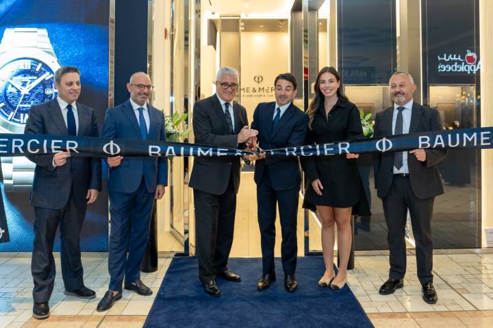 Michael Guenoun, le CEO de Baume & Mercier (au centre), a récemment inauguré la nouvelle boutique de la marque au Villaggio Mall de Doha, au Qatar, avec son partenaire local Ali Bin Ali. 