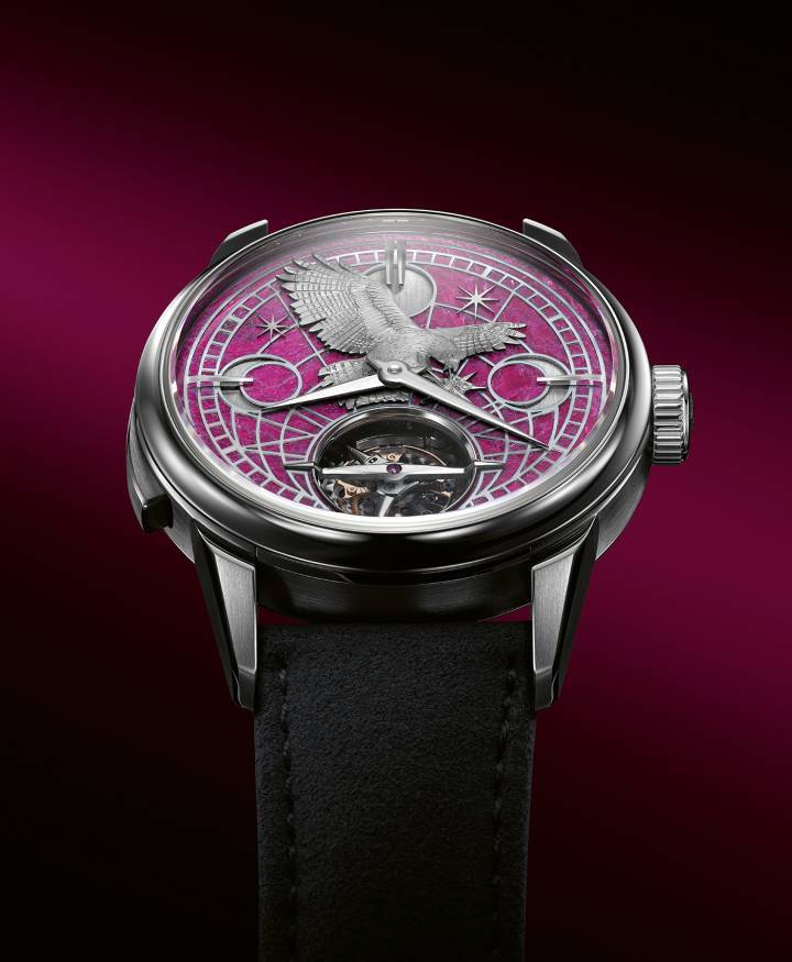 Réalisée à l'occasion de la Doha Jewellery and Watches Exhibition en hommage au riche héritage culturel et aux traditions de la péninsule arabique, cette pièce unique du Carillon Tourbillon de Biver présente plusieurs motifs sur un cadran en coeur de rubis.