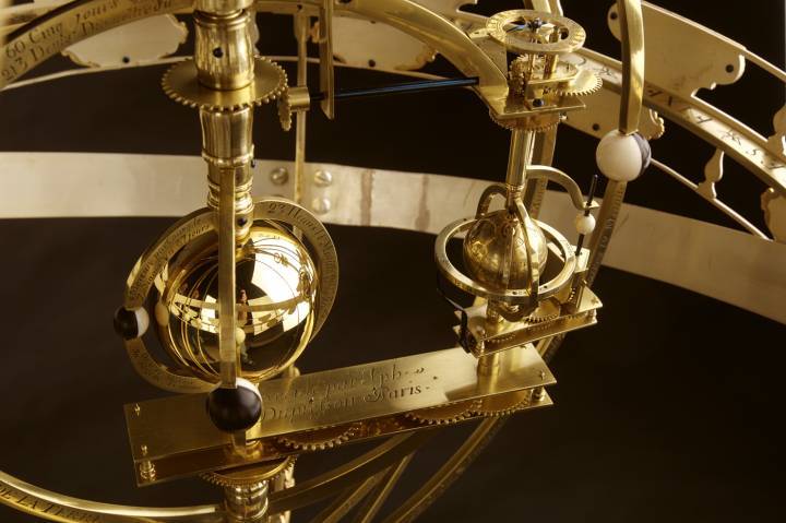 Détail de l'horloge à sphère mouvante, signée Joseph Dupressoir, Paris, aux alentours de 1794-1795, qui affiche l'heure duodécimale, les phases et l'âge de la lune, l'heure décimale (l'heure de la Révolution française), le calendrier complet et l'heure universelle.