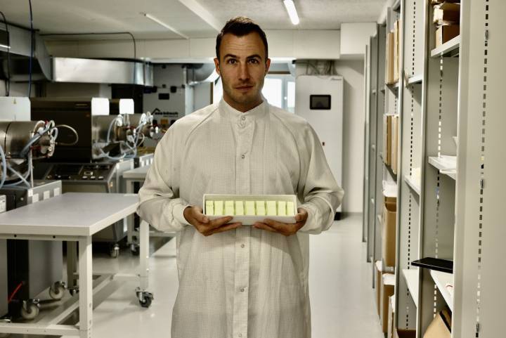 Albert Zeller, chimiste et CEO de RC Tritec, dans les laboratoires de la société à Teufen. ©RC Tritec