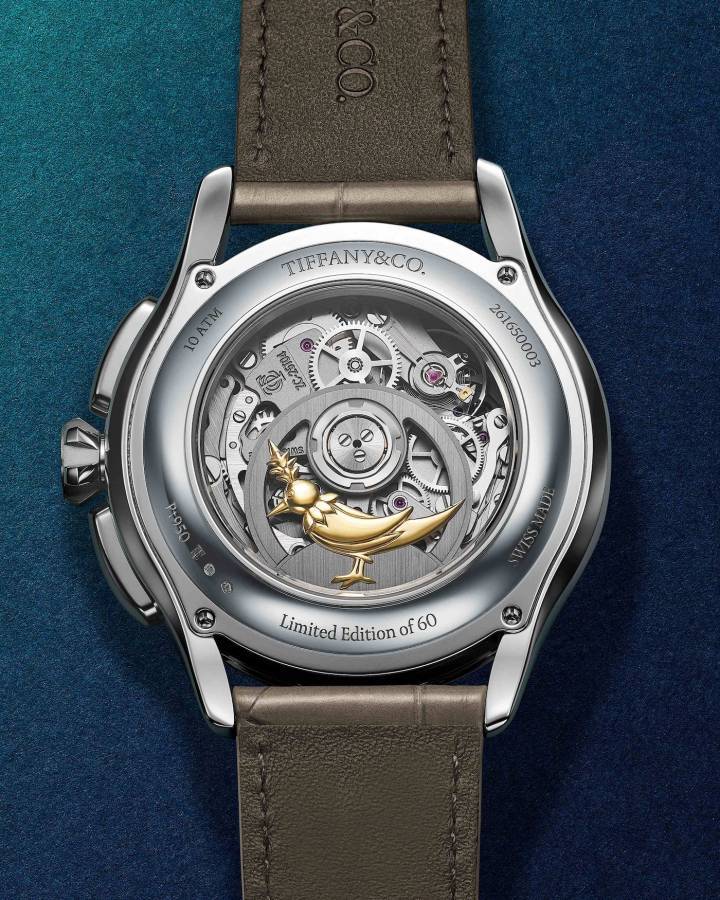 Son boîtier en platine est équipé d'un mouvement chronographe El Primero 400 exclusif et personnalisé, orné du légendaire Bird on the Rock.
