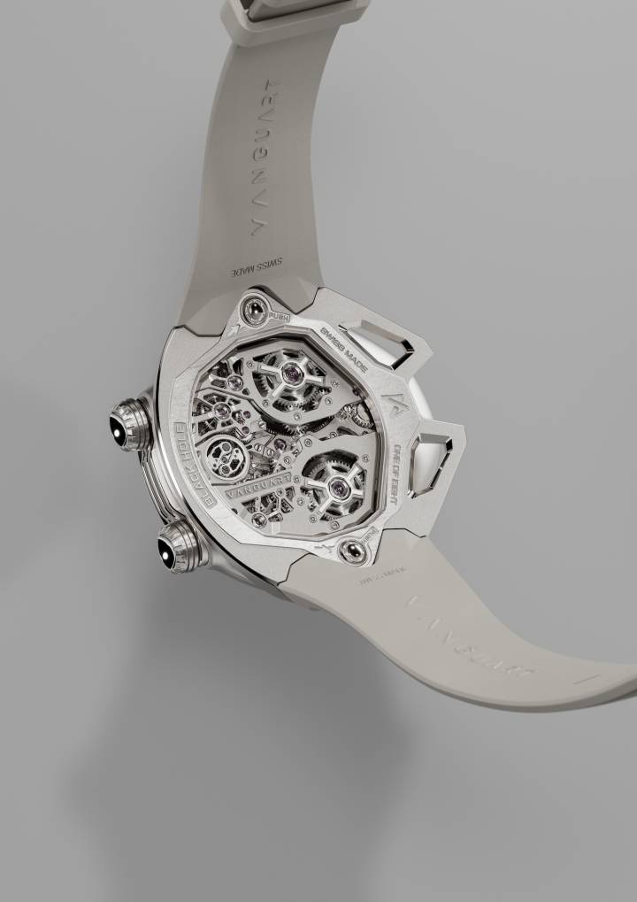 Le mouvement de la Black Hole, en titane grade 5, est doté d'un tourbillon volant lévitant développé en interne; le réglage de l'heure s'opère via un joystick haute précision.