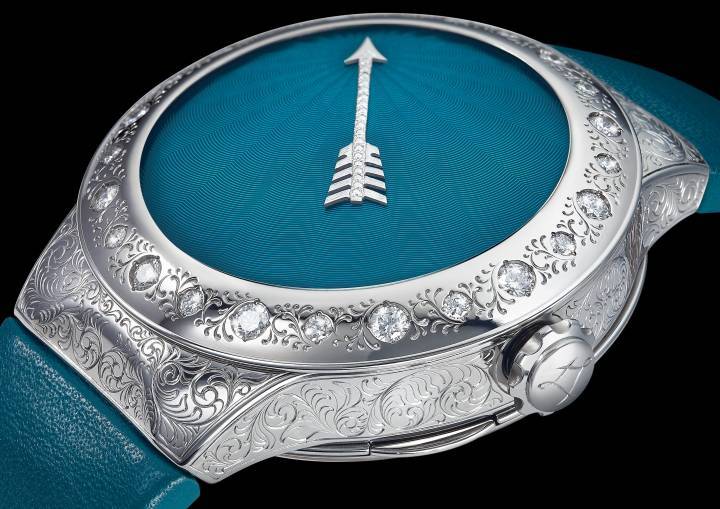 Inspirée par la montre historique à tact de 1810 présentée plus haut, L.Leroy a créé cette pièce unique à répétition minutes et tourbillon volant. Le boîtier, d'un diamètre de 43 mm, est fabriqué à partir de deux métaux. Le corps du boitier, le fond du boîtier, le poussoir de la répétition et la couronne sont en titane de grade 5, tandis que la lunette, le couvercle du fond du boîtier ainsi que la boucle sont en or blanc 18K palladium PD210. La boîte est entièrement gravée à la main d'un précieux motif floral.