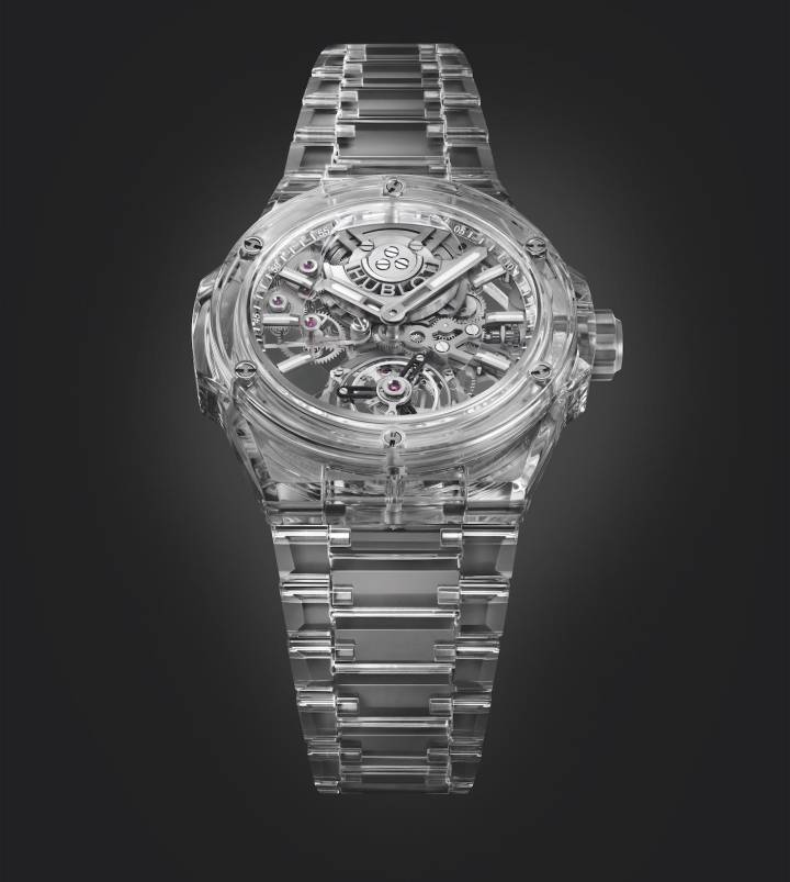 Nouveau bracelet intégré et boîte réalisée sur mesure en saphir pour la nouvelle Big Bang Integral Tourbillon Full Sapphire: depuis sa première montre en saphir il y a cinq ans, Hublot creuse ce sillon. 