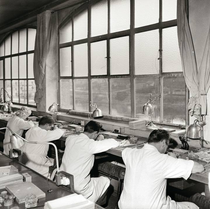 Atelier de la société Ultra, 1959, Bernard Faille (Bibliothèque municipale, Besançon, phot. de L'Est Républicain, Ph 8083).