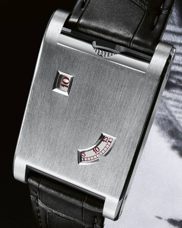 Après Tonneau, Tank Normale, ou encore Tortue, c'est la Tank à Guichets, apparue chez Cartier dès 1928, qui fait l'objet d'une réinvention dans la collection Cartier Privé. Un modèle tout d'épure qui met la technique au service du design pour proposer une lecture de l'heure numérique. Mouvement 9755 MC à remontage manuel, avec heures sautantes et minutes traînantes, spécialement développé pour ce modèle.