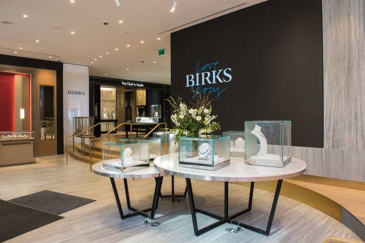 Maison Birks compte 28 boutiques à travers le Canada et ses collections de bijouterie sont disponibles dans 63 magasins en Amérique du Nord et au Royaume-Uni. 