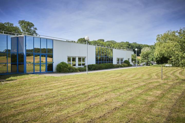La Manufacture Jean Rousseau près de Besançon. La société possède également une unité de production en Hongrie et a prévu la construction d'un nouveau site à Troyes.