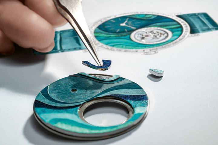 La Piaget Undulata (GPHG 2023) fait appel aux mains expertes de l'artiste multi-matières Rose Saneuil, qui assemble ici paille, parchemin, sycomore, cuir et élytre.