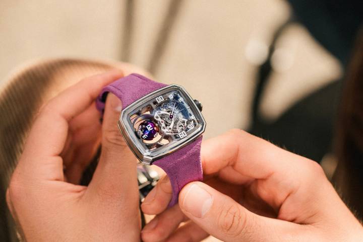 La Sphere Série 3 est une variation de la sculpture mécanique la plus hypnotique de Hautlence. Le boîtier en titane, plus compact, dessine des contours nets, assumés, comme taillés dans la matière brute. La sphère qui lui donne son nom, logée sur la gauche du cadran, tourne sur trois axes de rotation, révélant les heures à travers un ballet orchestré par quatre engrenages coniques qui évoluent autour de deux axes croisés inclinés à 21 degrés.