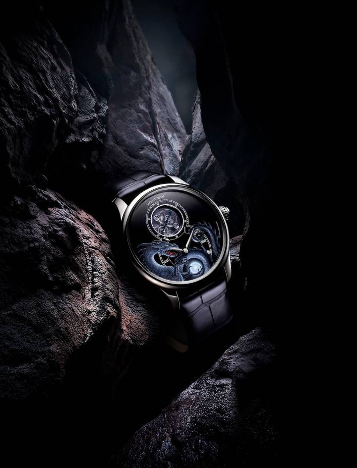 John Howe a dessiné pour Jaquet Droz l'animal emblématique de son univers, le dragon, qui est proposé dans différentes itérations possibles en pièce unique aux clients de la marque, comme ici une version tourbillon en or blanc.