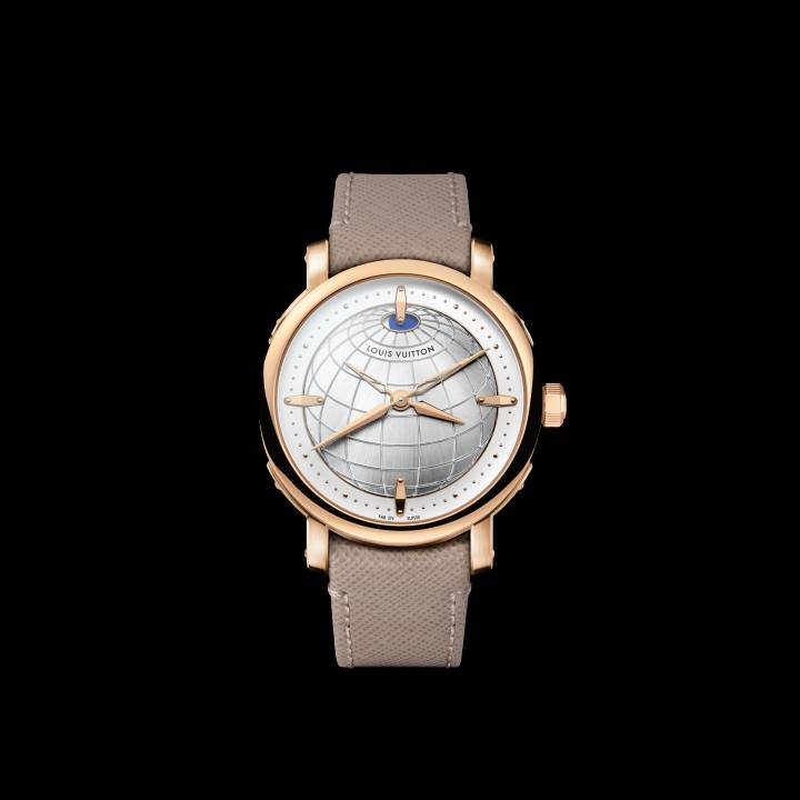 La Louis Vuitton Escale Twin Zone permet de gérer efficacement les fuseaux horaires avec un décalage de 30 et 45 minutes que l'on trouve dans certaines régions spécifiques. Les deux jeux d'aiguilles sont montés sur un seul axe, une architecture inédite dans les montres GMT.