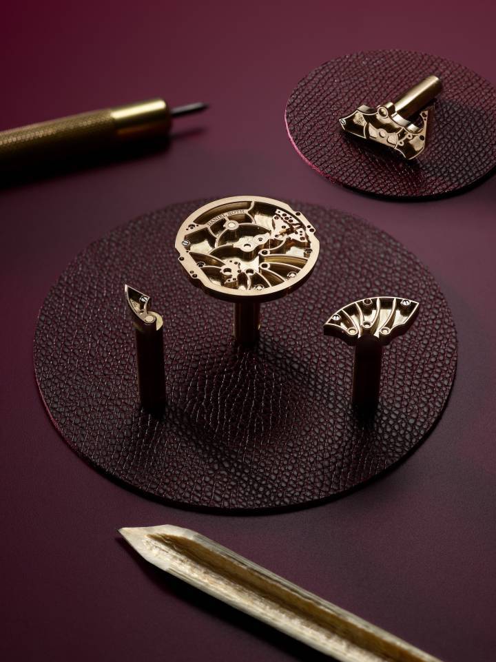 Basé sur le DR002, le DR002SR réinterprète l'architecture originale avec des ponts et des platines de forme nouvelle, conçus pour s'adapter à une construction ajourée. 