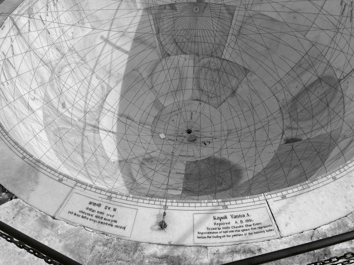 Le Kapali Yantra est une représentation de la moitié de la sphère céleste. Ce yantra peut être utilisé pour trouver la position des corps célestes en projetant l'ombre d'un fil de visée sur une carte céleste gravée à l'intérieur.