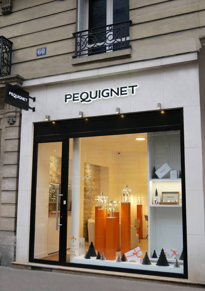 La première boutique flagship parisienne de Pequignet, dans le très prisé quartier de Saint-Germain, a été ouverte en 2023.