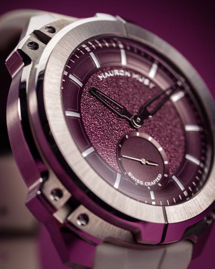 La MU06 UniX présente des proportions réduites avec son boîtier de 41 mm. Elle est équipée du calibre MM02, premier mouvement manufacture à micro-rotor de Mauron Musy. Son cadran est composé d'une double couche d'aventurine et de nacre.