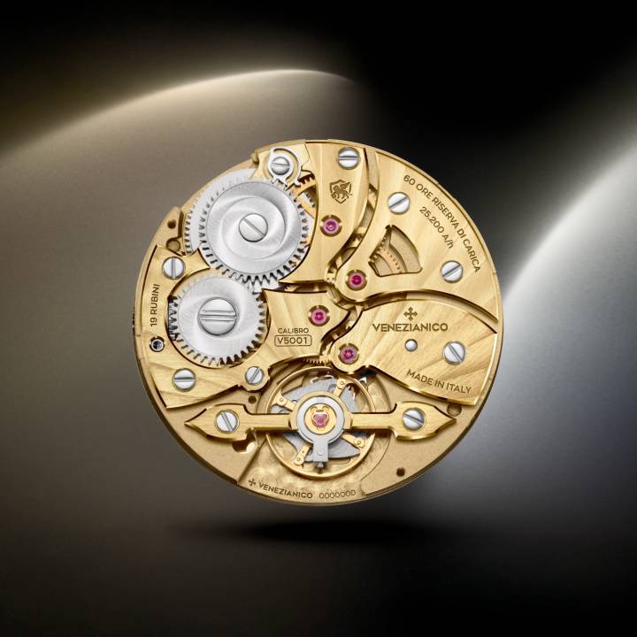 Au cœur du projet bat le calibre V5001, évolution naturelle du V5000, réalisé pour Venezianico par Oisa et dessiné, comme son prédécesseur, par Fausto Berizzi et Andrea Menegazzo, directeur technique de la maison vénitienne. 