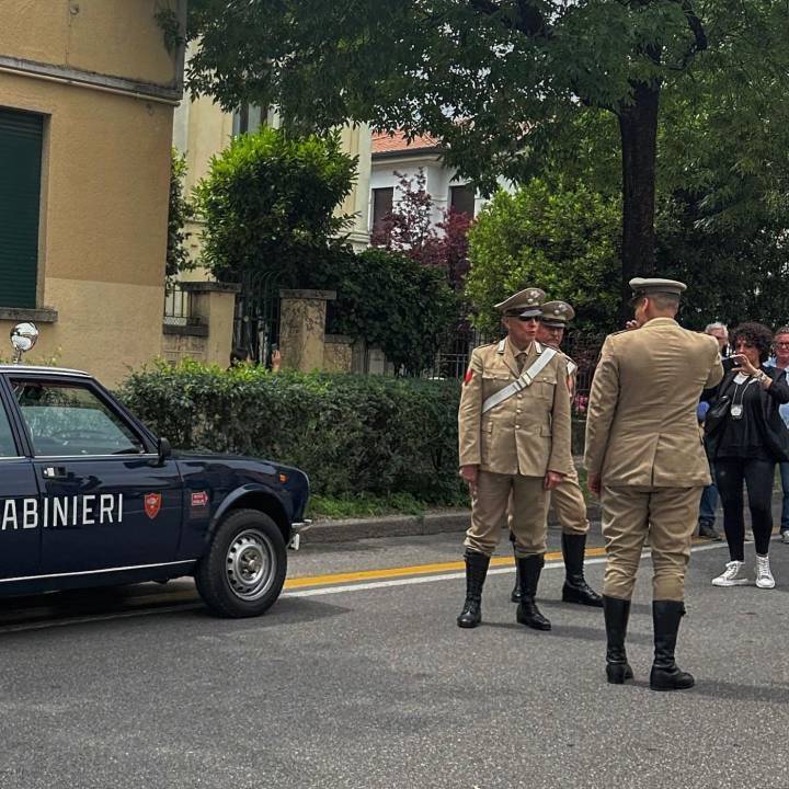 Les élégants carabineri ouvrent la voie pour les coureurs... et se prêtent volontiers au jeu des photographies.