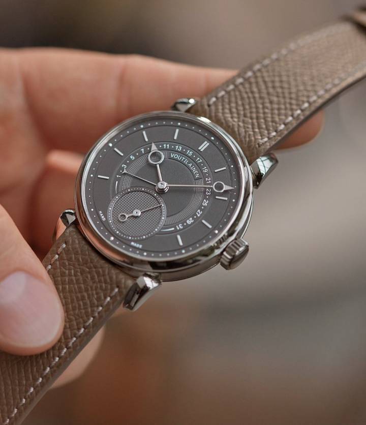 Pièce unique 217QRS Retrograde Date réalisée par Kari Voutilainen pour A Collected Man, célébrant les cinq ans de collaboration entre l'horloger indépendant et la plateforme.