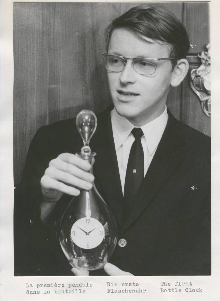 Le jeune Svend Andersen avec sa première montre en bouteille, en 1969