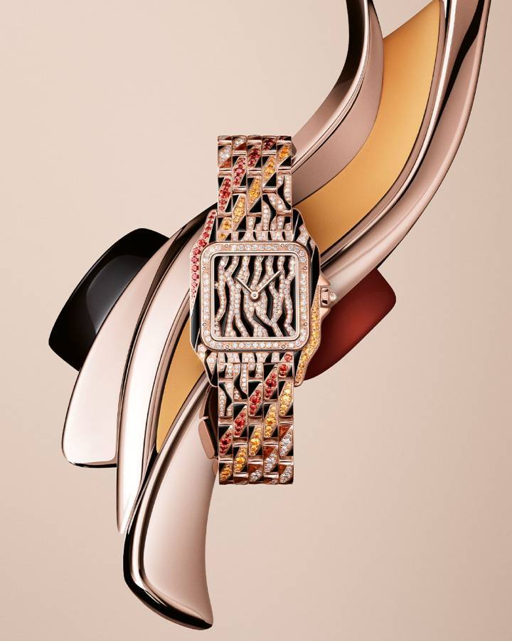 En phase avec son thème de la métamorphose, Cartier imagine pour cette nouvelle Panthère un pelage abstrait, ni tout à fait zèbre, ni tout à fait tigre... Laque noire et brun-doré, pavage de diamants, spessartites orange et jaunes.