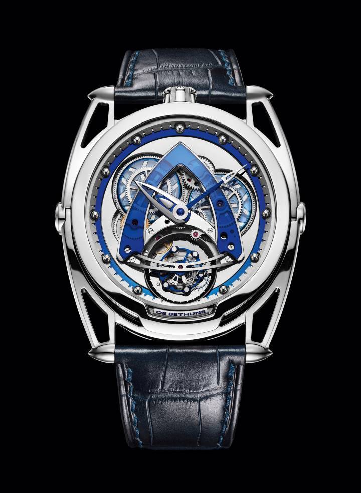 La DB28 Steel Wheels Sapphire Tourbillon présente un boîtier en titane grade 5 poli, monté sur les deux nouveaux berceaux mobiles dévoilés cette année, entièrement redessinés et de taille intermédiaire. Bracelet en alligator avec boucle en titane.