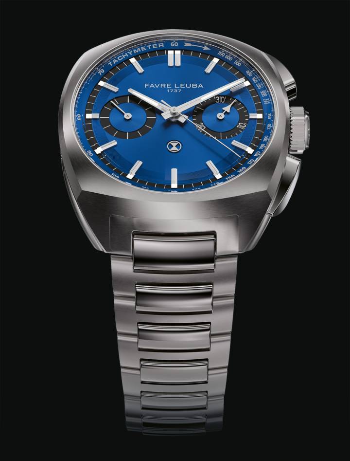 Le nouveau modèle Chief Chronograph de Favre Leuba conserve les éléments de design distinctifs du garde-temps des années 1970, notamment le boîtier au format «coussin», mais il est actualisé avec une esthétique contemporaine et sportive. Il est équipé du mouvement chronographe La Joux-Perret L113.