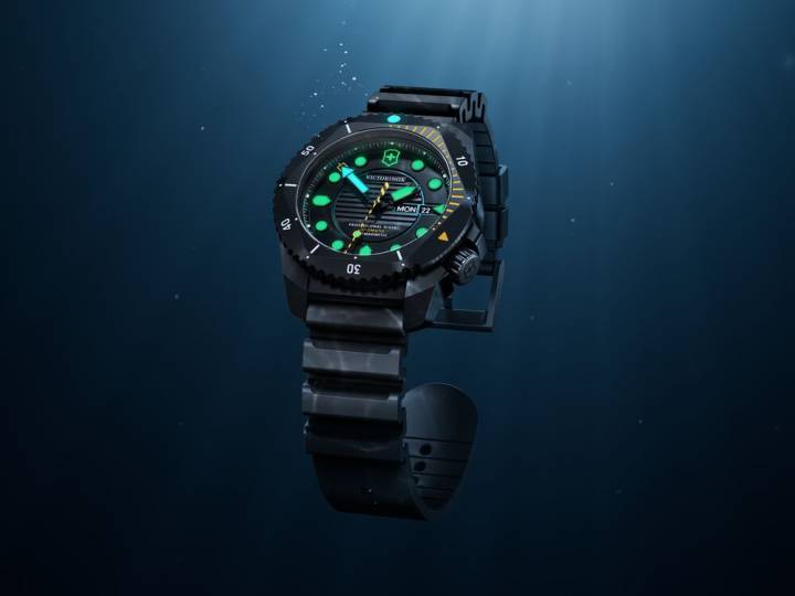 L'étanchéité de la Dive Pro de Victorinox à couronne vissée est certifiée ISO 6425 et garantie jusqu'à 300 mètres. Elle est proposée avec deux types de mouvement: quartz Ronda 715 ou automatique Sellita SW 220-1. Boîtier en acier ou en titane fabriqués dans le Centre de compétences horloger de Victorinox à Delémont. Bracelet interchangeable.