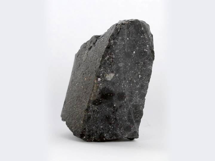 La météorite martienne NWA 7533, star de la collection de Luc Labenne. Grâce à cette météorite, les scientifiques ont pu confirmer la présence d'eau sur Mars avec un pH neutre de 7, propice à la vie.