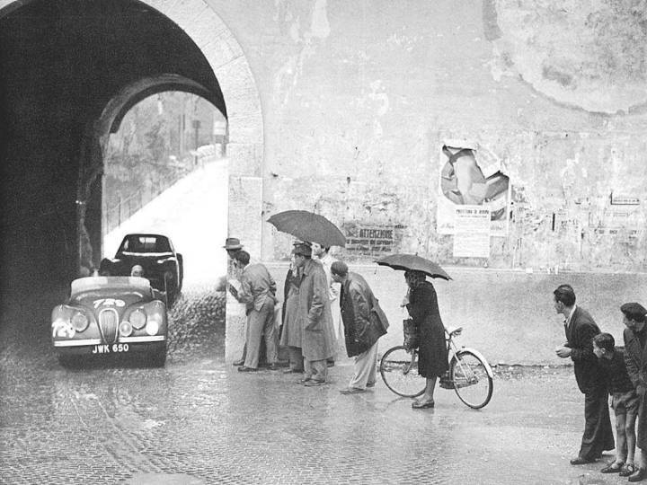La Mille Miglia en 1950: dès ses débuts dans les années 1920, la course, très risquée, fut populaire auprès des Italiens. Après une interruption de plus de vingt ans, elle a connu une renaissance depuis 1977 en tant que course de régularité et non plus de vitesse. 