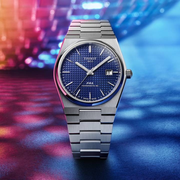 Initialement lancée en version quartz en 1978, la Tissot PRX a été relancée en 2020 en quartz puis en 2021 en version automatique avec le nouveau calibre Powermatic 80. Avec son bracelet intégré et son prix de 645 francs suisses, le modèle démontre que la vague du sport-chic peut aussi bénéficier à des propositions plus abordables – un exercice d'autant plus réussi lorsqu'il s'inscrit sur des bases légitimes.