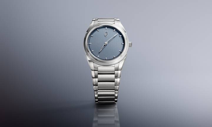 Lancée en 2021, symbole du renouveau de la marque, la collection Tonda PF est présentée dans une nouvelle version de 36 mm, avec cadran Stone Blue guilloché en motif Grain d'Orge et lunette moletée en platine 950 cerclant la boîte en acier, signature de la collection. 