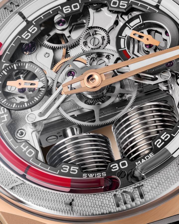 Le mouvement fluidique d'HYT repose sur un mécanisme à la fois poétique et radicalement innovant. Le passage du temps est affiché à l'intérieur d'un tube capillaire en verre borosilicate d'un diamètre intérieur de seulement 0,8 millimètre. Deux liquides non miscibles, l'un rouge et l'autre transparent, y circulent. La limite entre les deux, appelée ménisque, fait office d'aiguille des heures.