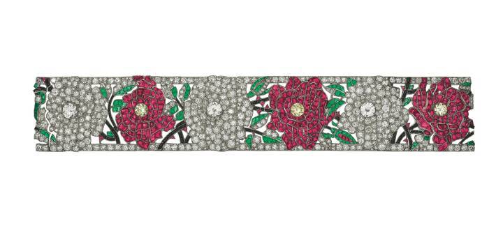 Bracelet Fleurs enlacées, roses rouges et blanches, 1924. Platine, onyx, rubis, émeraudes, diamants jaunes et blancs. Collection Van Cleef & Arpels