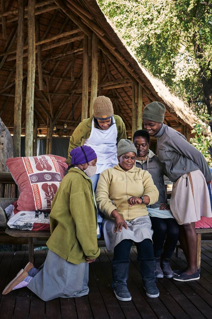 Botswana, Delta de l'Okavango: «Je me suis retrouvée au Botswana où il n'y avait pas un seul touriste, pendant la pandémie. Je voulais me déconnecter de cette période. Les voyages m'aident à cela. Pour arriver dans ce lieu, nous avions pris un petit avion de quatre places et avant d'atterrir, il a fallu chasser les éléphants de la piste. C'est un pays où l'on se retrouve face à la nature et l'émerveillement qu'elle procure. Nous dormions dans un lodge où ces femmes nous étaient dédiées. Quand je leur ai proposé de les whatimiser, cela a créé l'animation de la demi-journée! Je voulais montrer le visage de ces personnes qui doivent souvent laisser leur famille à des centaines de kilomètres de là pour travailler.» 