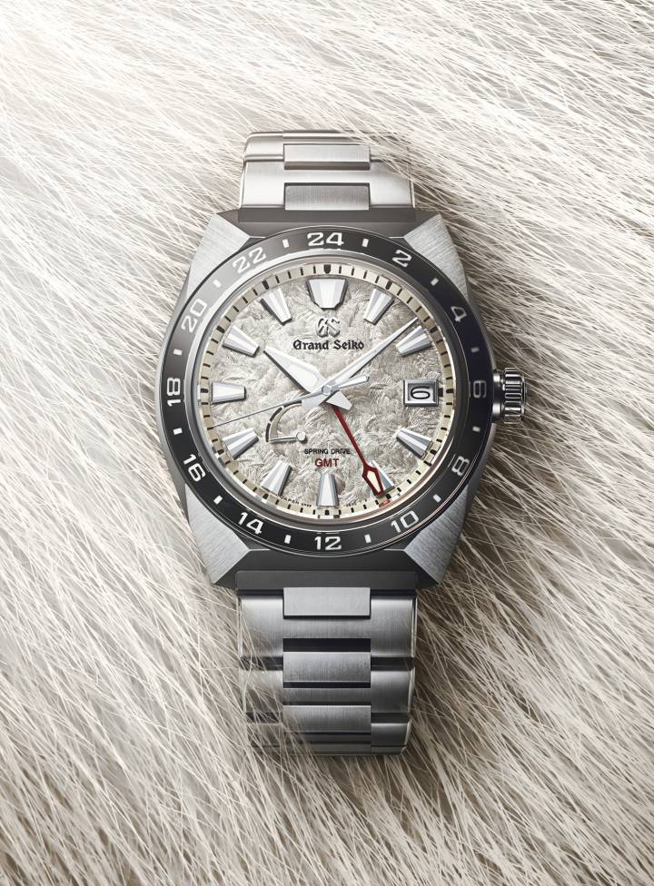 Subtils jeux de lumière, entre polissage Zaratsu et surfaces brossées, cadran avec ombres ivoire et blanc dit «mane», soit ici une imitation texturée d'une peau de lion, pour cette montre de la collection sportive «Tokyo Lion». Modèle Grand Seiko SBGE307 équipé d'un mouvement Spring Drive GMT. Rappelons qu'un lion en relief figurait au dos de la première Grand Seiko de 1960, symbole de la détermination d'alors à en faire «the king of watches». D'où le nom «Tokyo Lion».