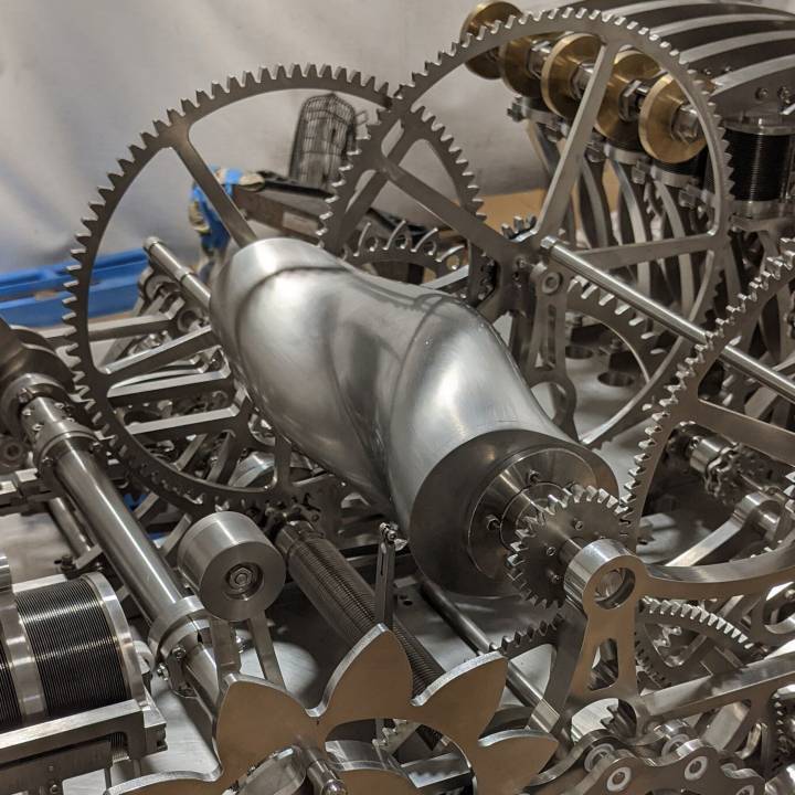 Une came suit la surface de la pièce moulée au centre pour transformer le temps incrémentiel absolu en heure solaire.