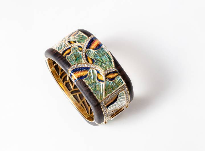 Bague «Penetration» en or, cristal de roche, émail, diamants, ébène.