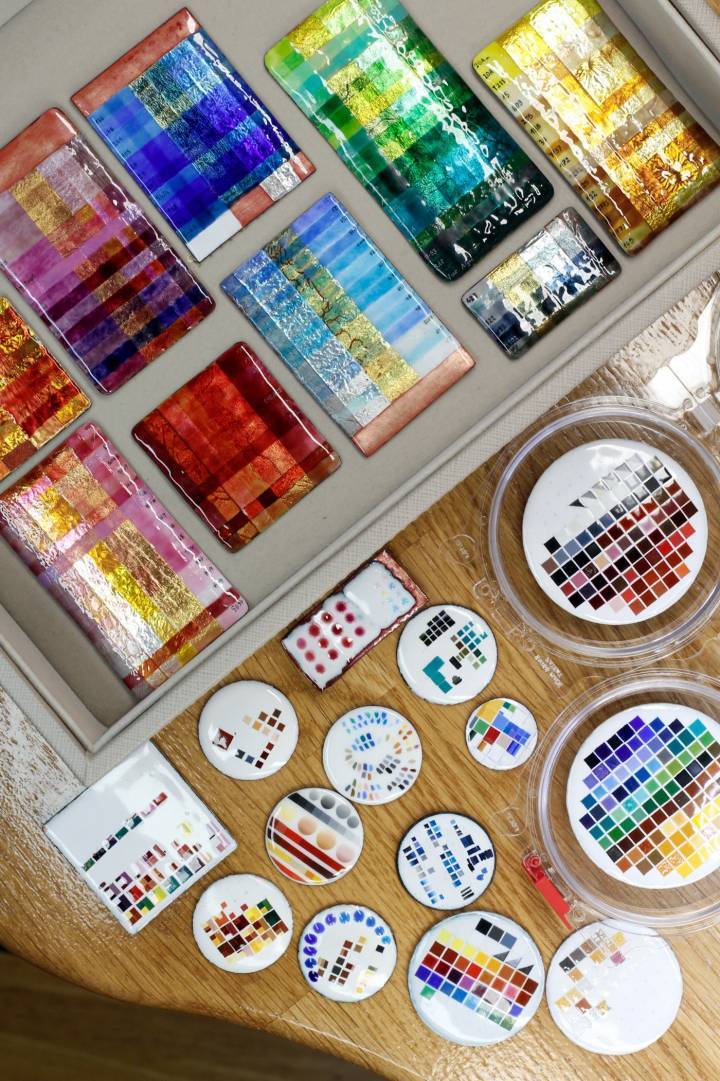 Différents nuanciers d'émaux vitrifiés sur plaques de cuivre.