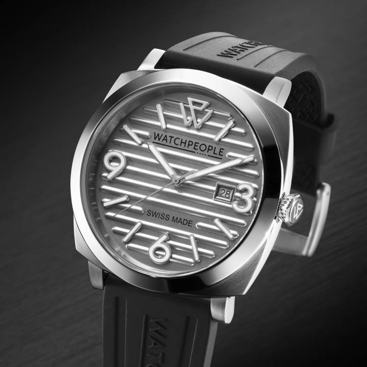 Pour la première fois au salon de Hong Kong, WatchPeople présentait sa gamme WP2, comme ce modèle conceptuel qui reprend les cadrans métalliques brossés typiques de la marque. 