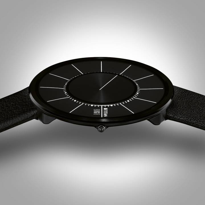 La dernière nouveauté de la collection Edge, équipée d'un mouvement à quartz, mesure 3,3 mm d'épaisseur et dispose d'une seule aiguille ainsi que d'un disque flottant.