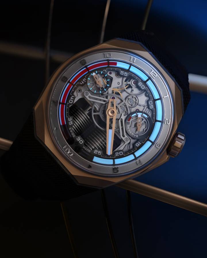 La danse des fluides est entraînée par le mouvement mécanique: la force exercée par le capteur active l'un des deux soufflets, situés à 6 heures. Issu de l'industrie aérospatiale, ce composant possède des parois extrêmement fines, équivalentes à un quart de l'épaisseur d'un cheveu humain. Un micro-composant essentiel, le compensateur thermique, régule ensuite le volume de liquide selon les variations de température, assurant ainsi la stabilité et la précision du mécanisme.